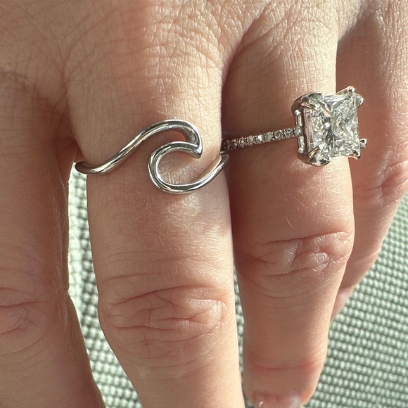 Jewelry - Silver Wave Ring Size 8